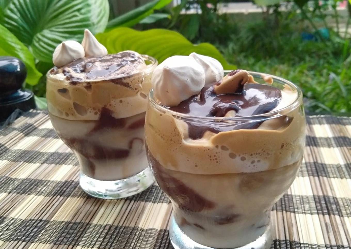 Kopi Dalgona dengan toping Puding Coklat