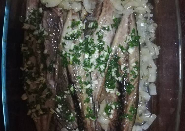 Lomos de caballa al horno con limón y cebolla