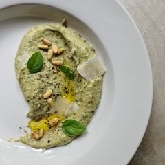 A picture of Pesto hummus.