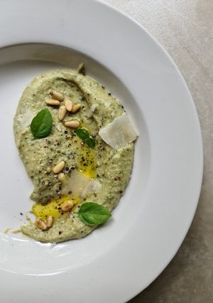 A picture of Pesto hummus.