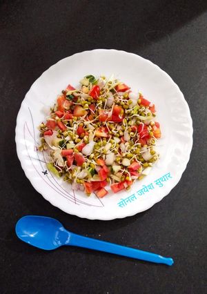 प्रोटीन से भरपूर अंकुरित साबुत मूंग सलाद (Sprout whole moong salad Recipe In Hindi) रेसिपी मुख्य फोटो