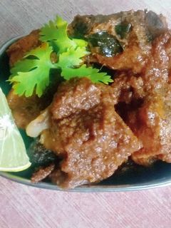 सुका चिकन (sukha chicken recipe in marathi) रेसिपी चे मुख्य फोटो