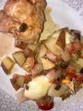 Pechuga Rellena con Papas Bravas