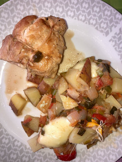 Una foto de Pechuga Rellena con Papas Bravas