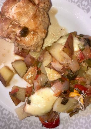 Una foto de Pechuga Rellena con Papas Bravas