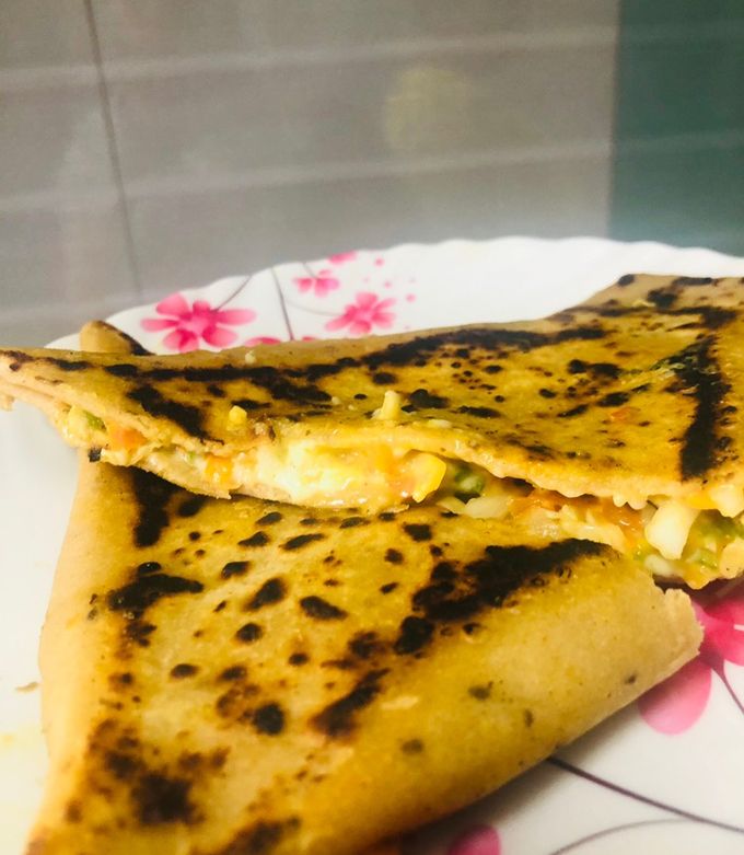 A picture of Pizza Paratha.