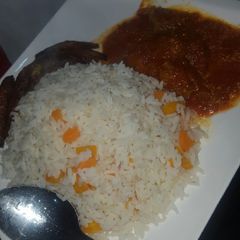 White rice da miyan kayan ciki da plantain A picture of White rice da miyan kayan ciki da plantain.
