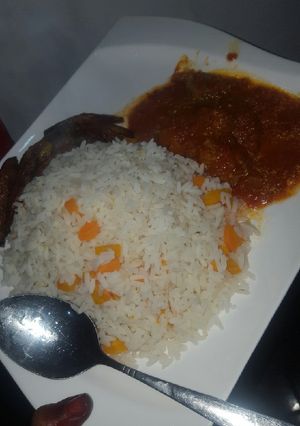 A picture of White rice da miyan kayan ciki da plantain.