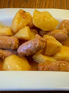 Una foto de Guiso de salchichas con patatas