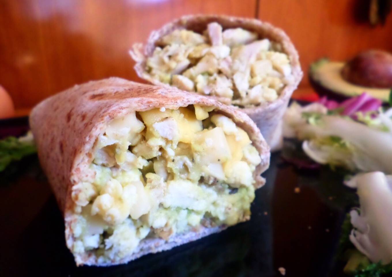 Wrap de pollo con aguacate y huevo
