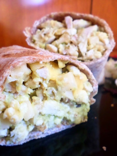 Una foto de Wrap de pollo con aguacate y huevo