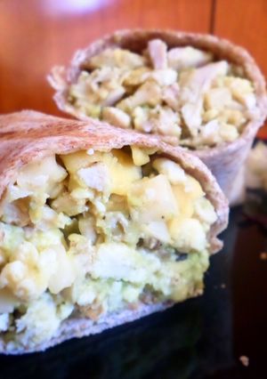 Foto principal de Wrap de pollo con aguacate y huevo