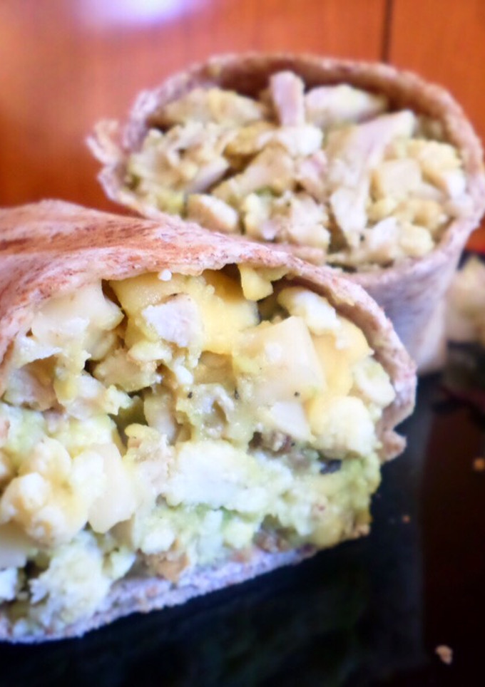 Una foto de Wrap de pollo con aguacate y huevo