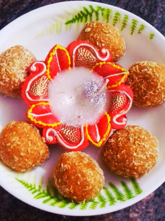 बेसन और नारियल के लड्डू (Besan aur nariyal ke ladoo recipe in hindi) रेसिपी मुख्य फोटो
