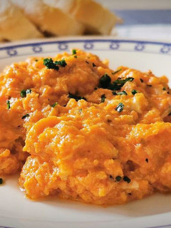Una foto de Revuelto de huevos con sofrito de tomate