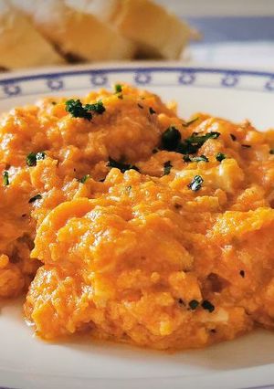 Una foto de Revuelto de huevos con sofrito de tomate