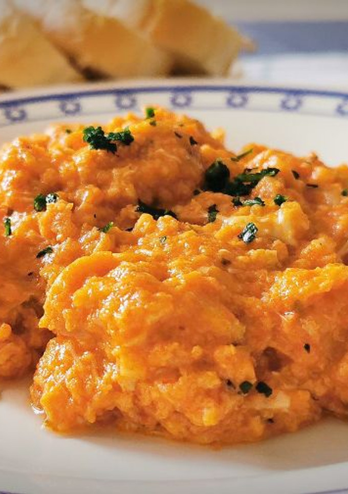 Una foto de Revuelto de huevos con sofrito de tomate