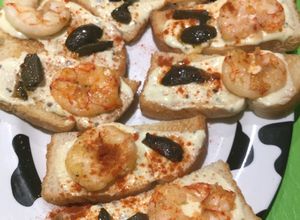 Una foto de Entrante de Langostino 🍤 con Salsa Ranch y Aceitunas
