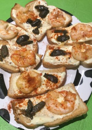 Una foto de Entrante de Langostino 🍤 con Salsa Ranch y Aceitunas