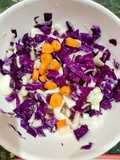 Insalata fresca di cavolo viola, finocchi e carote il tutto condite con due spremute all'arancia