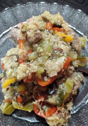 Una foto de Salteado de verduras y carne