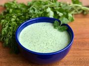 Una foto de salsa de cilantro