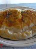 Calzone de jamón, queso y aceitunas