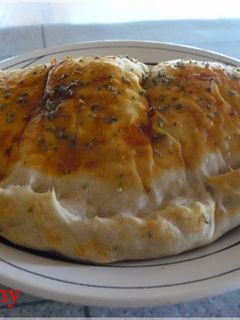 Una foto de Calzone de jamón, queso y aceitunas