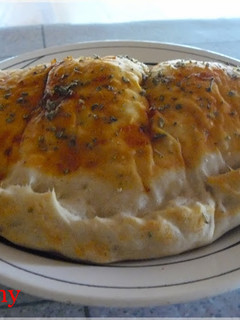 Una foto de Calzone de jamón, queso y aceitunas