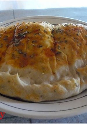 Una foto de Calzone de jamón, queso y aceitunas