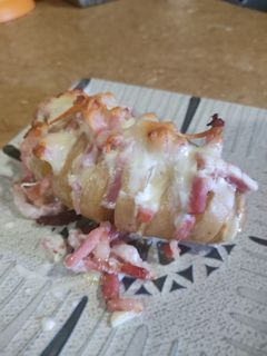 Una foto de Patatas rellenas de felicidad carbonara