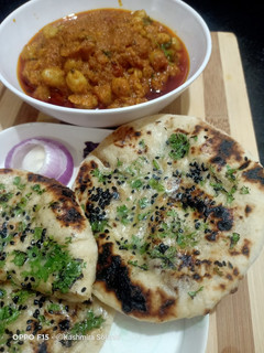 ચીઝ ગાર્લિક કુલચા (Cheese Garlic Kulcha Recipe In Gujarati) રેસીપી મુખ્ય ફોટો
