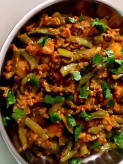 ગુવાર બટેટા નું શાક (Guvar Bataka Shak Recipe In Gujarati) રેસીપી મુખ્ય ફોટો