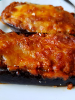 Una foto de Berenjenas rellenas de carne picada y tomate
