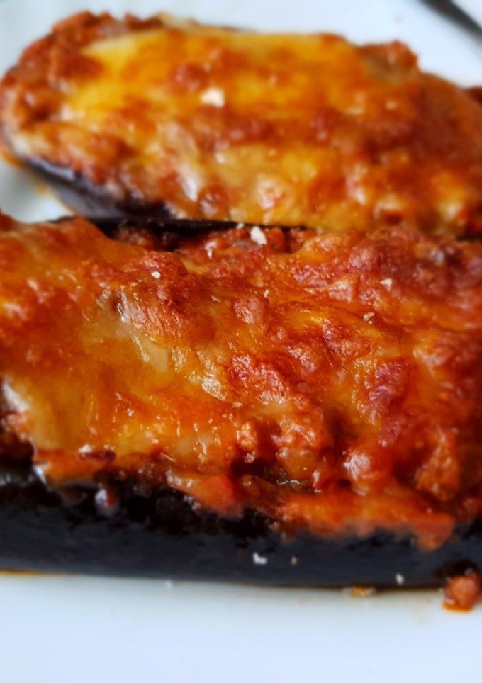 Una foto de Berenjenas rellenas de carne picada y tomate