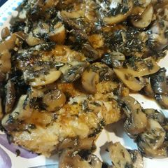 A picture of Chicken Marsala.