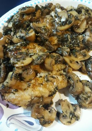 A picture of Chicken Marsala.
