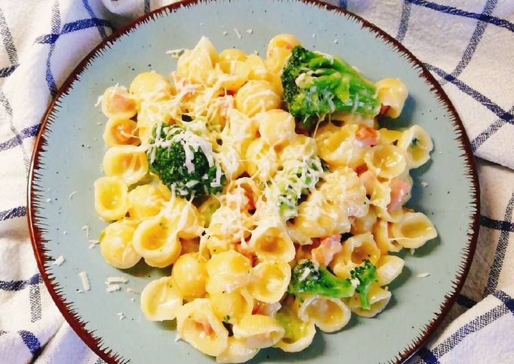 Brokkolis-baconos kagylótészta