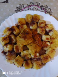 Una foto de Queso frito con miel y mermelada de cereza