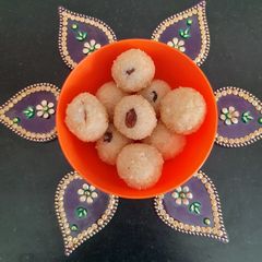 A picture of Sooji coconut ladoo.