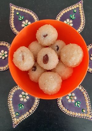 A picture of Sooji coconut ladoo.