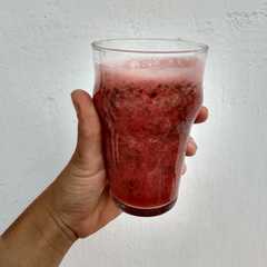 Una foto de Batido fresquito 🍉🍋🍀