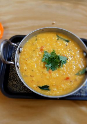 દાલ ખીચડી (Dal Khichdi Recipe In Gujarati) રેસીપી મુખ્ય ફોટો