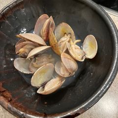 A picture of Steamed clams with sake - 'Sakamushi'.