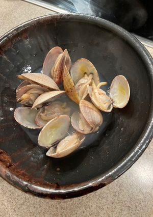 A picture of Steamed clams with sake - 'Sakamushi'.