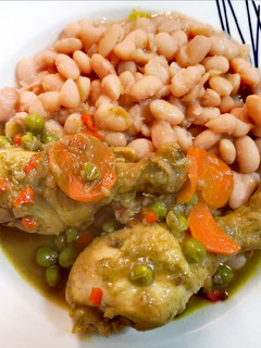 Una foto de Frejoles con seco de pollo