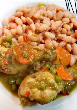 Una foto de Frejoles con seco de pollo