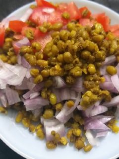 मूंग दाल चाट (moong dal chat recipe in Hindi) रेसिपी मुख्य फोटो