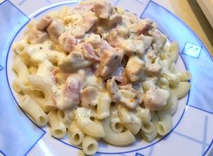 Sajtos, tejszínes csirkemell, bacon csíkokkal recept fotója
