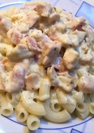 Sajtos, tejszínes csirkemell, bacon csíkokkal recept fotója